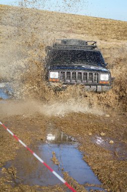 Kamyanets Podilsky kentinde Ukrayna offroad rekabet. Araba üzerinde bataklık ve çamur. Büyük su birikintileri üret