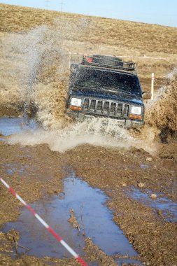 Kamyanets Podilsky kentinde Ukrayna offroad rekabet. Araba üzerinde bataklık ve çamur. Büyük su birikintileri üret