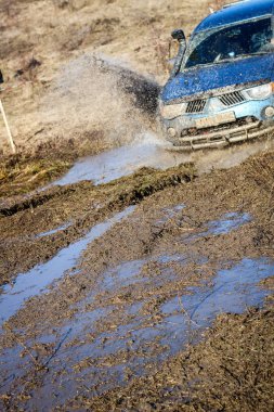 Kamyanets Podilsky kentinde Ukrayna offroad rekabet. Araba üzerinde bataklık ve çamur. Büyük su birikintileri üret