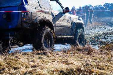 Kamyanets Podilsky kentinde Ukrayna offroad rekabet. Araba üzerinde bataklık ve çamur. Büyük su birikintileri üret