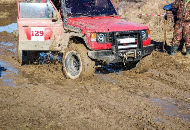 Kamyanets Podilsky kentinde Ukrayna offroad rekabet. Araba üzerinde bataklık ve çamur. Büyük su birikintileri üret