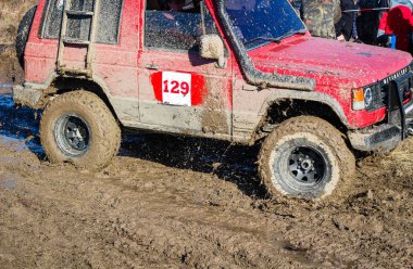 Kamyanets Podilsky kentinde Ukrayna offroad rekabet. Araba üzerinde bataklık ve çamur. Büyük su birikintileri üret