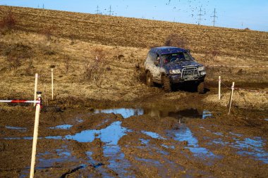 Kamyanets Podilsky kentinde Ukrayna offroad rekabet. Araba üzerinde bataklık ve çamur. Büyük su birikintileri üret