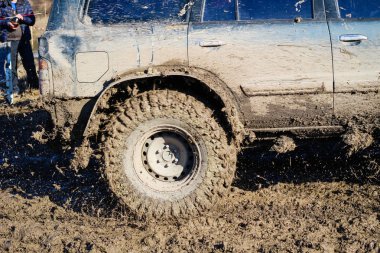 Bataklıkta tekerlek lastikleri. Kamyanets Podilsky kentinde Ukrayna offroad rekabet. Araba üzerinde bataklık ve çamur. Büyük su birikintileri üret