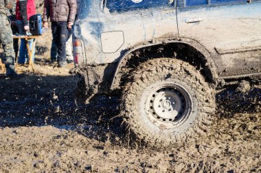 Kamyanets Podilsky kentinde Ukrayna offroad rekabet. Araba üzerinde bataklık ve çamur. Büyük su birikintileri üret