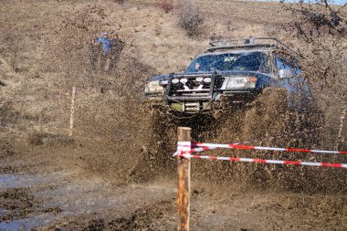 Kamyanets Podilsky kentinde Ukrayna offroad rekabet. Araba üzerinde bataklık ve çamur. Büyük su birikintileri üret