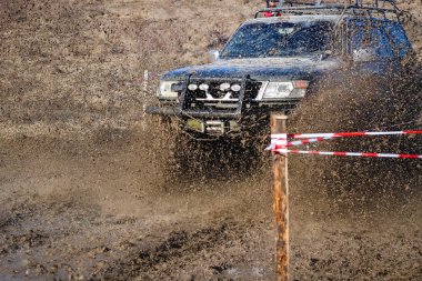 Kamyanets Podilsky kentinde Ukrayna offroad rekabet. Araba üzerinde bataklık ve çamur. Büyük su birikintileri üret