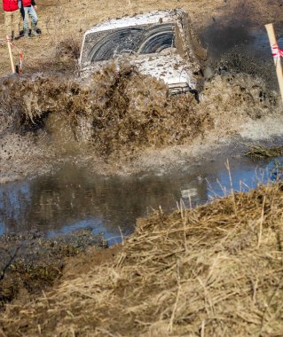Kamyanets Podilsky kentinde Ukrayna offroad rekabet. Araba üzerinde bataklık ve çamur. Büyük su birikintileri üret