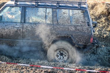 Kamyanets Podilsky kentinde Ukrayna offroad rekabet. Araba üzerinde bataklık ve çamur. Büyük su birikintileri üret