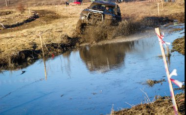 Kamyanets Podilsky kentinde Ukrayna offroad rekabet. Araba üzerinde bataklık ve çamur. Büyük su birikintileri üret