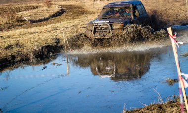 Kamyanets Podilsky kentinde Ukrayna offroad rekabet. Araba üzerinde bataklık ve çamur. Büyük su birikintileri üret