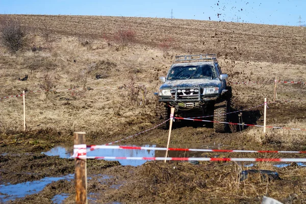 乌克兰越野比赛在卡米亚涅兹波迪勒斯基市 汽车上的沼泽和泥巴 生产大型水坑 — 图库照片