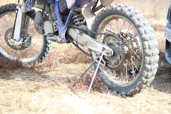 Dettagli di una motocicletta da fondo. Sport motoristici. Pezzi di ricambio — Foto Stock