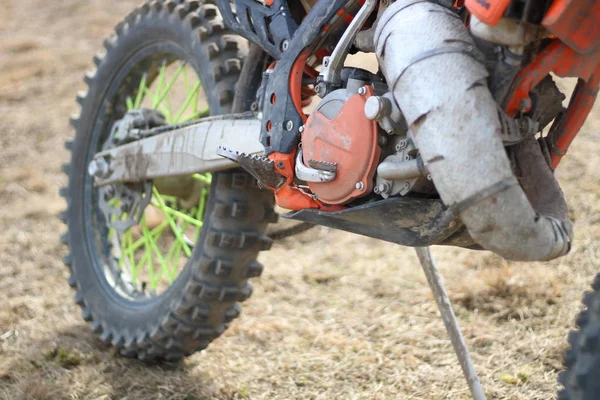 Detalles de una motocicleta de travesía. Deportes de motor. Piezas de repuesto — Foto de Stock