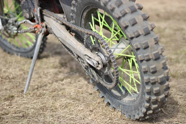 Detalhes de uma motocicleta cross-country. Desportos motorizados. Peças de reposição — Fotografia de Stock