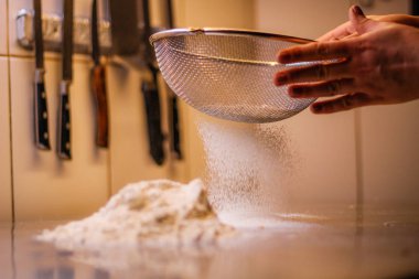 Şef un ve yumurta hamur karışımları. Duman un Siftin