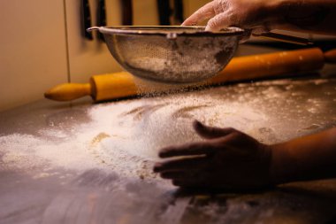 Şef un ve yumurta hamur karışımları. Duman un Siftin