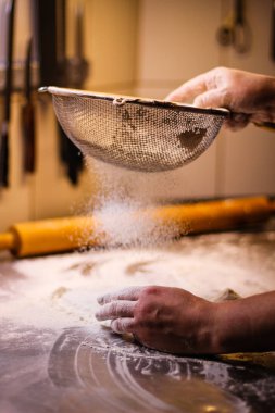 Şef un ve yumurta hamur karışımları. Duman un Siftin