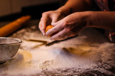 Şef un ve yumurta hamur karışımları. Duman un Siftin