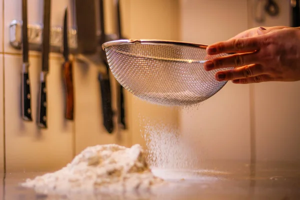 Szef kuchni miesza ciasto z mąki i jaj. Dym mąki Siftin — Zdjęcie stockowe