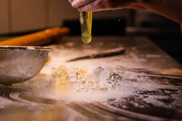 Köksmästaren blandar degen från mjöl och ägg. Rök mjöl Siftin — Stockfoto