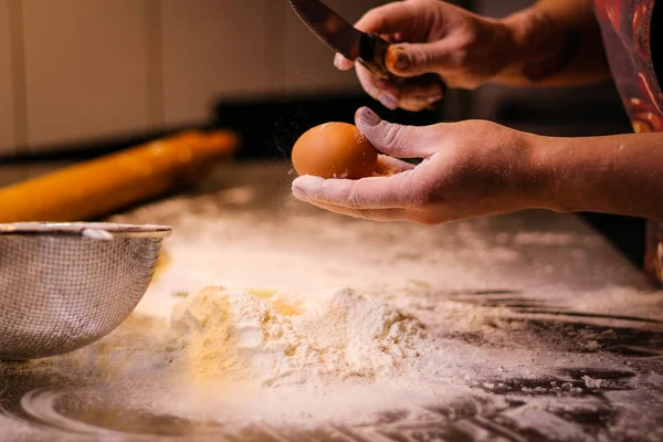 Кухар змішує тісто з борошна та яєць. Димне борошно Світін — стокове фото