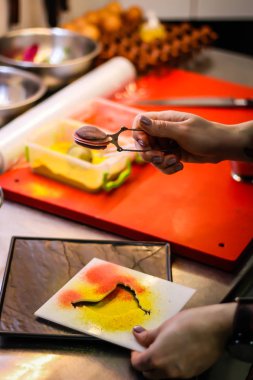 Tavuk kanadı bir sos mutfak pişirme Şef. Decora