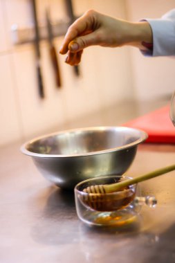 Tavuk kanadı bir sos mutfak pişirme Şef. Decora