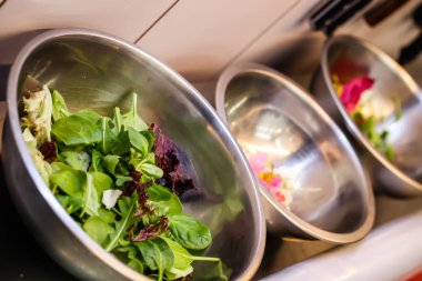 Şef pirzola ve sebze toplar. Yemekleri akışı ile dekorasyon