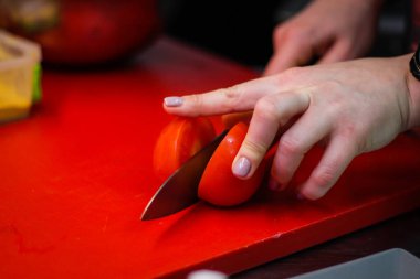 Şef pirzola ve sebze toplar. Yemekleri akışı ile dekorasyon