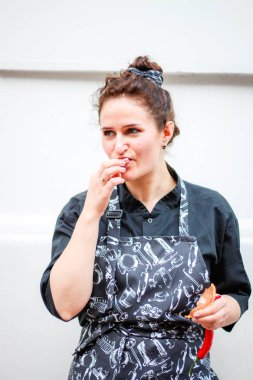 Şefin kız portresi. Sokakta uçurtma. Cooking.Crown f