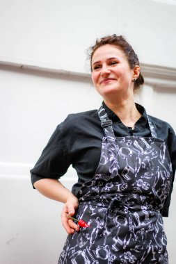 Şefin kız portresi. Sokakta uçurtma. Cooking.Crown f