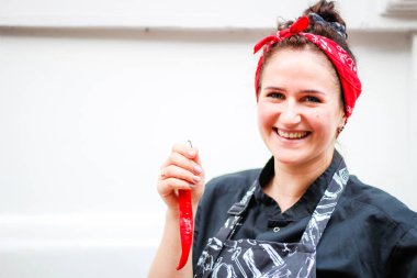 Şefin kız portresi. Sokakta uçurtma. Cooking.Crown f