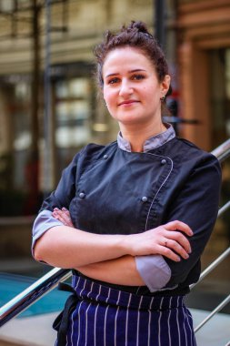 Şefin kız portresi. Sokakta uçurtma. Cooking.Crown f