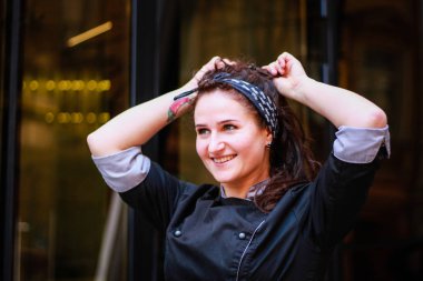 Şefin kız portresi. Sokakta uçurtma. Cooking.Crown f