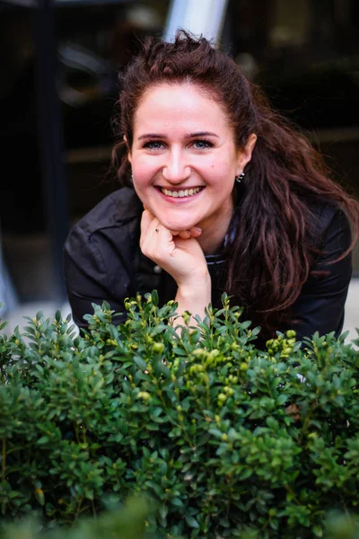 Retrato de Chef 's Girl. En una cometa en la calle. Cooking.Crown f — Foto de Stock