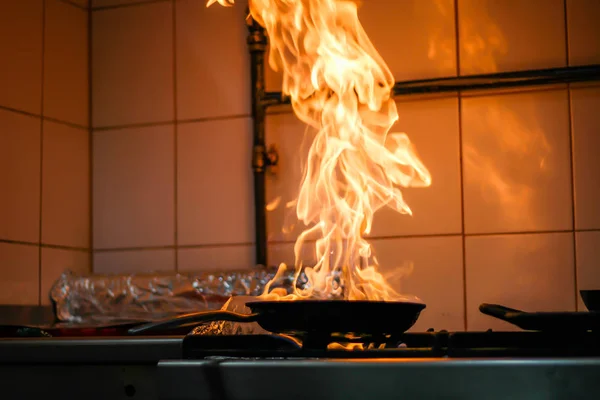 シェフの料理、火鍋で。火で調理。C — ストック写真