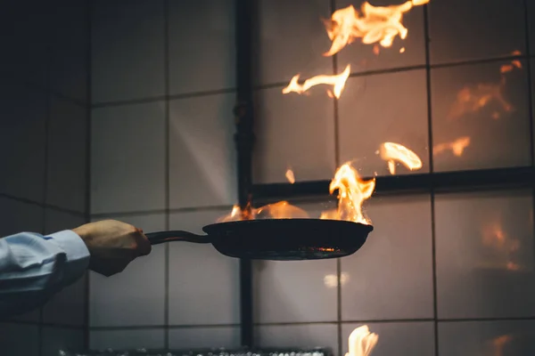 シェフの料理、火鍋で。火で調理。C — ストック写真