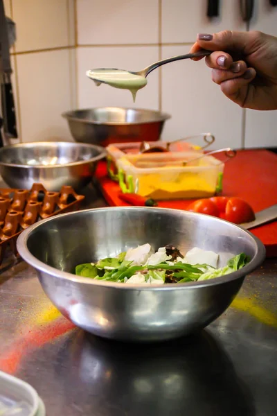 Chef Cocinando Ensalada César Huevo Escalfado Verde Ensalada Tomates Cheri —  Fotos de Stock