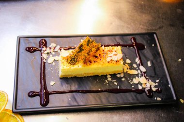 Şef bir New York cheesecake yemek pişiriyor. Mutfağı. Meyve. Deco