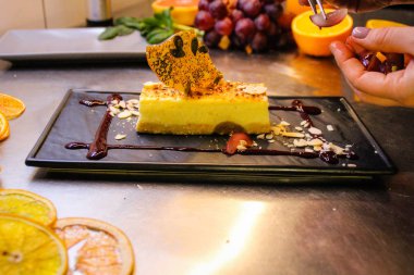 Şef bir New York cheesecake yemek pişiriyor. Mutfağı. Meyve. Deco