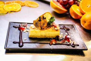 Şef bir New York cheesecake yemek pişiriyor. Mutfağı. Meyve. Deco