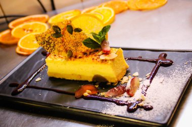 Şef bir New York cheesecake yemek pişiriyor. Mutfağı. Meyve. Deco