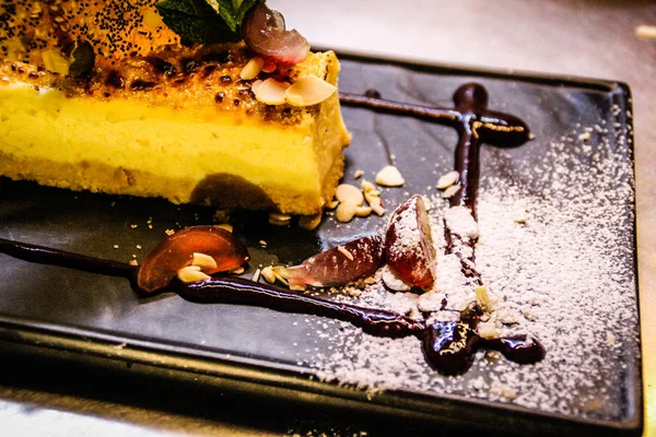 Şef bir New York cheesecake yemek pişiriyor. Mutfağı. Meyve. Deco