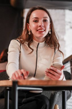 Bir kafede çalışma bir pretty genç iş kadını portresi. Pape