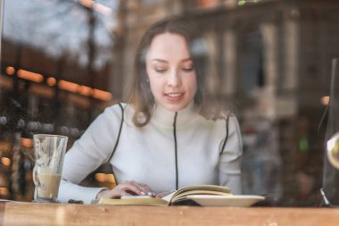 Bir kafede çalışma bir pretty genç iş kadını portresi. Pape