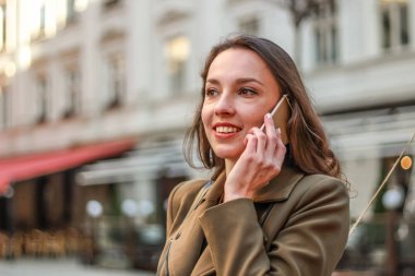 Bir çok genç iş kadını portresi p müzakere