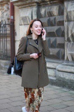 Bir çok genç iş kadını portresi p müzakere