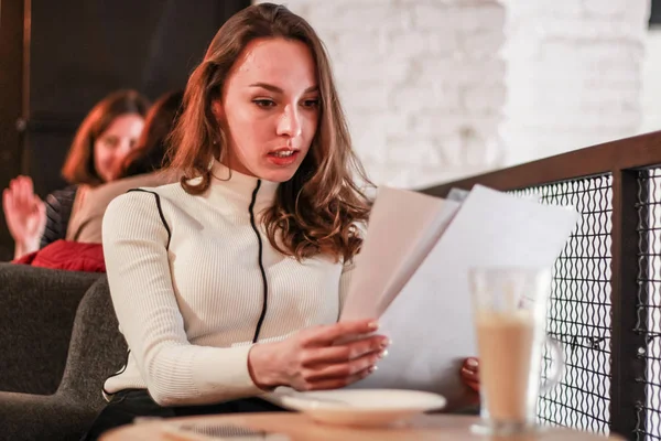 Retrato de uma jovem empresária a trabalhar num café. Pape. — Fotografia de Stock