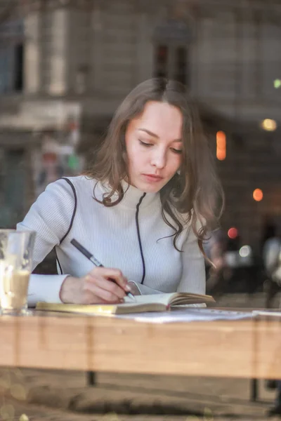 Portret pani całkiem młody Biznes Praca w kawiarni. Pape — Zdjęcie stockowe